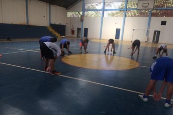 Foto - Treinamento Físico para os Jovens. Professora Gabriela Marana