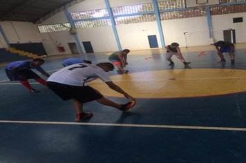 Foto - Treinamento Físico para os Jovens. Professora Gabriela Marana