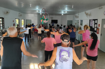 Foto - Comemoração do dia Internacional da mulher! Grupos de atividades motivacionais Rosa Rubra e Vida em forma. e tambem a Terceira Idade