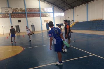 Foto - Treinamento Físico para os Jovens. Professora Gabriela Marana