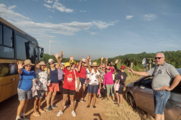 Foto - Caminhada até a Capela no bairro do Mirante com o Grupo de atividades motivacionais Rosa Rubra e Vida em Forma de Nova Columbia ! 