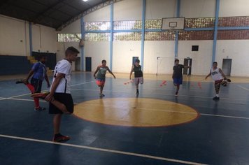 Foto - Treinamento Físico para os Jovens. Professora Gabriela Marana