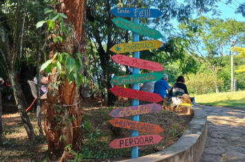 Foto - Caminhada até a Capela no bairro do Mirante com o Grupo de atividades motivacionais Rosa Rubra e Vida em Forma de Nova Columbia ! 