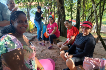 Foto - Caminhada até a Capela no bairro do Mirante com o Grupo de atividades motivacionais Rosa Rubra e Vida em Forma de Nova Columbia ! 