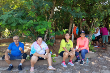Foto - Caminhada até a Capela no bairro do Mirante com o Grupo de atividades motivacionais Rosa Rubra e Vida em Forma de Nova Columbia ! 