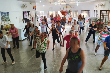 Foto - Comemoração do dia Internacional da mulher! Grupos de atividades motivacionais Rosa Rubra e Vida em forma. e tambem a Terceira Idade