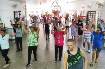 Foto - Comemoração do dia Internacional da mulher! Grupos de atividades motivacionais Rosa Rubra e Vida em forma. e tambem a Terceira Idade