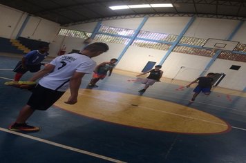 Foto - Treinamento Físico para os Jovens. Professora Gabriela Marana