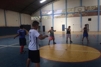 Foto - Treinamento Físico para os Jovens. Professora Gabriela Marana