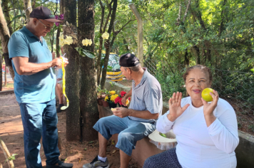 Foto - Caminhada até a Capela no bairro do Mirante com o Grupo de atividades motivacionais Rosa Rubra e Vida em Forma de Nova Columbia ! 