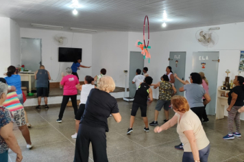 Foto - Comemoração do dia Internacional da mulher! Grupos de atividades motivacionais Rosa Rubra e Vida em forma. e tambem a Terceira Idade