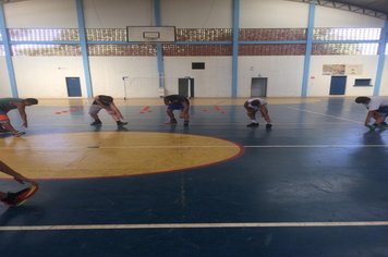 Foto - Treinamento Físico para os Jovens. Professora Gabriela Marana