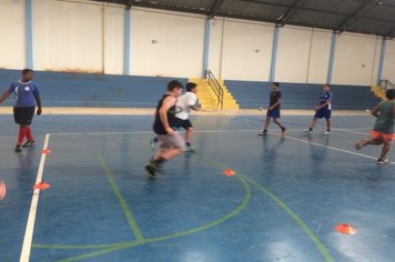 Foto - Treinamento Físico para os Jovens. Professora Gabriela Marana