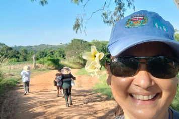 Foto - Caminhada até a Capela no bairro do Mirante com o Grupo de atividades motivacionais Rosa Rubra e Vida em Forma de Nova Columbia ! 