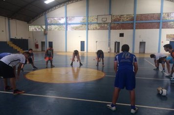 Foto - Treinamento Físico para os Jovens. Professora Gabriela Marana