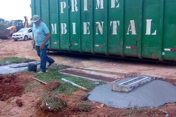 Concretagem da base da cobertura no container do transbordo do aterro municipal de Ocauçu