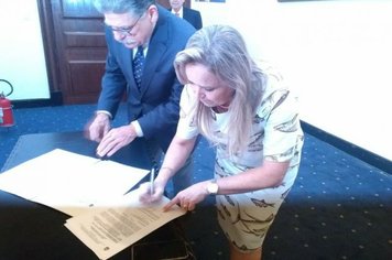 PREFEITA ALESANDRA ASSINA CONVÊNIO DE R$ 400 MIL PARA FAZER POÇO TUBULAR PARA O MUNICIPIO