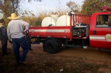 Servidores Municipais do setor de Obras ajudando os Bombeiros de Marília, a apagar incêndio em Nova Columbia.