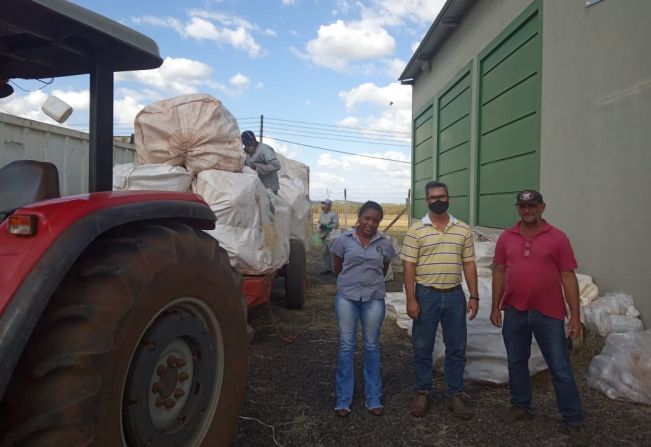 ARPEV, ASCOPROR e SECRETARIA MUNICIPAL DO MEIO AMBIENTE retirando as embalagens vazias de agrotóxico do meio ambiente